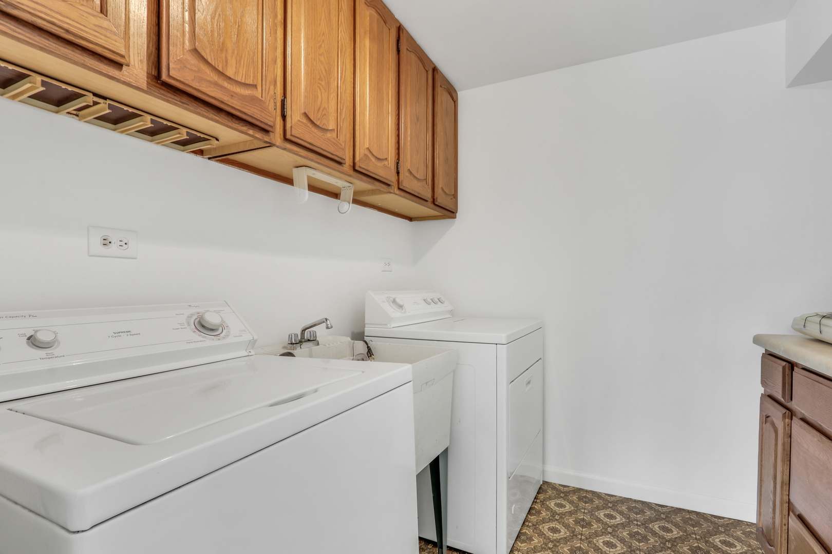 1346 Deer Run Road Gurnee, IL 60031 - Photo 18 of 36 a utility room with dryer and washer