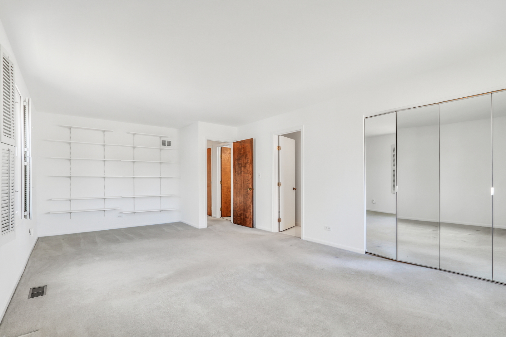 1346 Deer Run Road Gurnee, IL 60031 - Photo 24 of 36 an empty room with a empty space