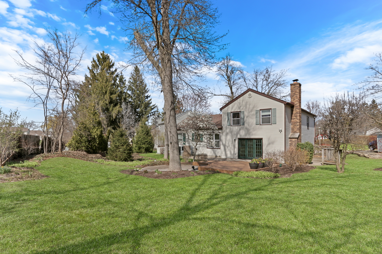 1346 Deer Run Road Gurnee, IL 60031 - Photo 32 of 36 a front view of a house with garden