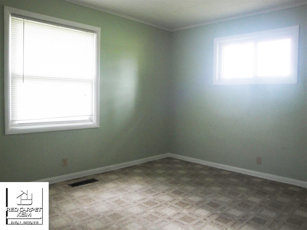 6160 Lapeer Road Burton, MI 48509 - Photo 8 of 13 21498122-7.JPG