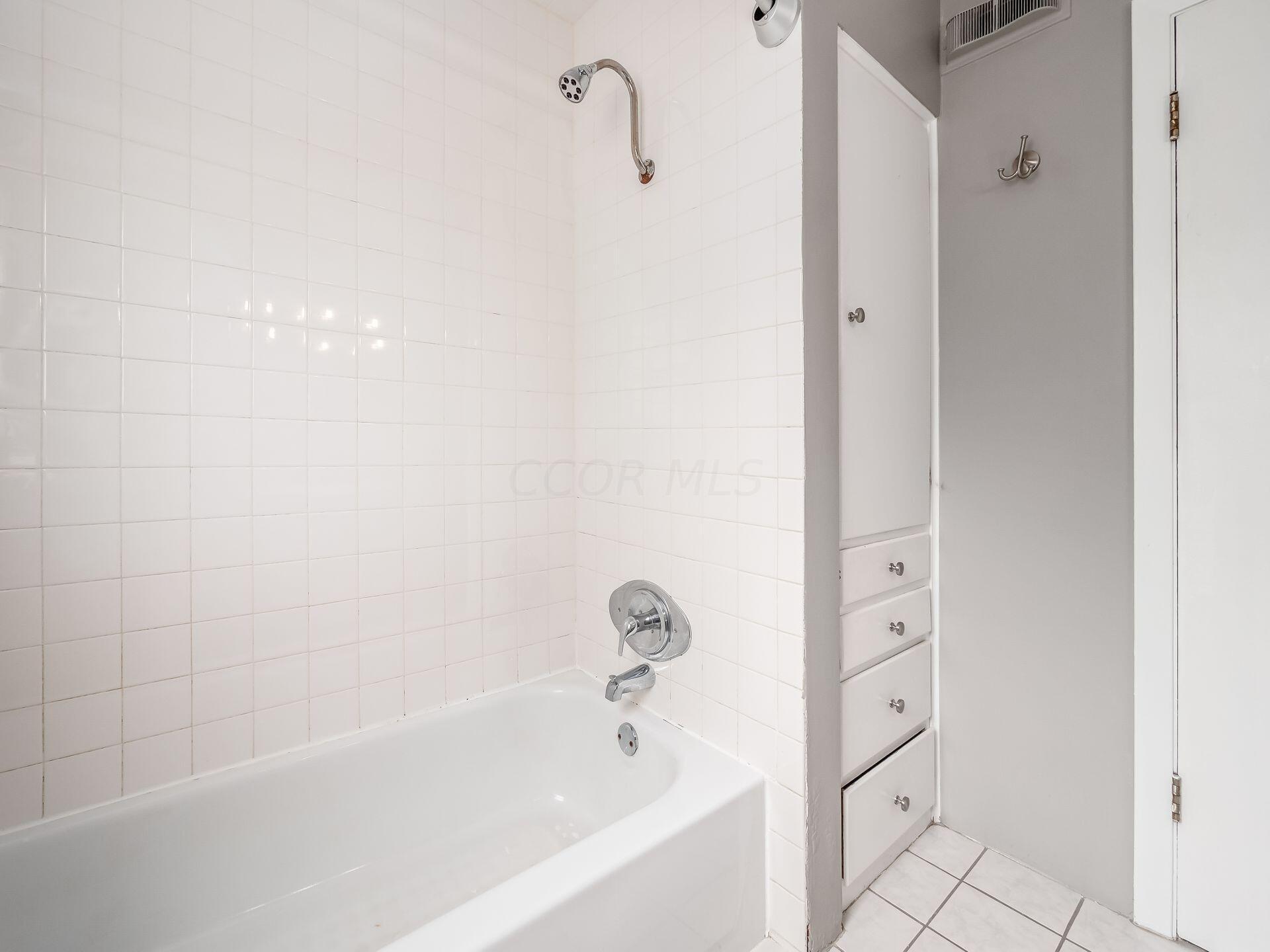3180 Ainwick Road Columbus, OH 43221 - Photo 34 of 57 Full Bathroom