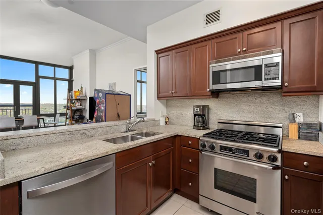 $835,000 | 10 City Place, Unit 22G, White Plains, NY 10601