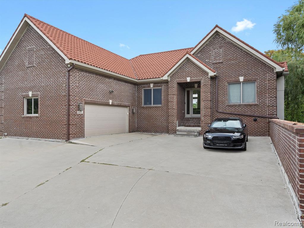 9845 Rilton Clarkston, MI 48348 - Photo 2 of 40