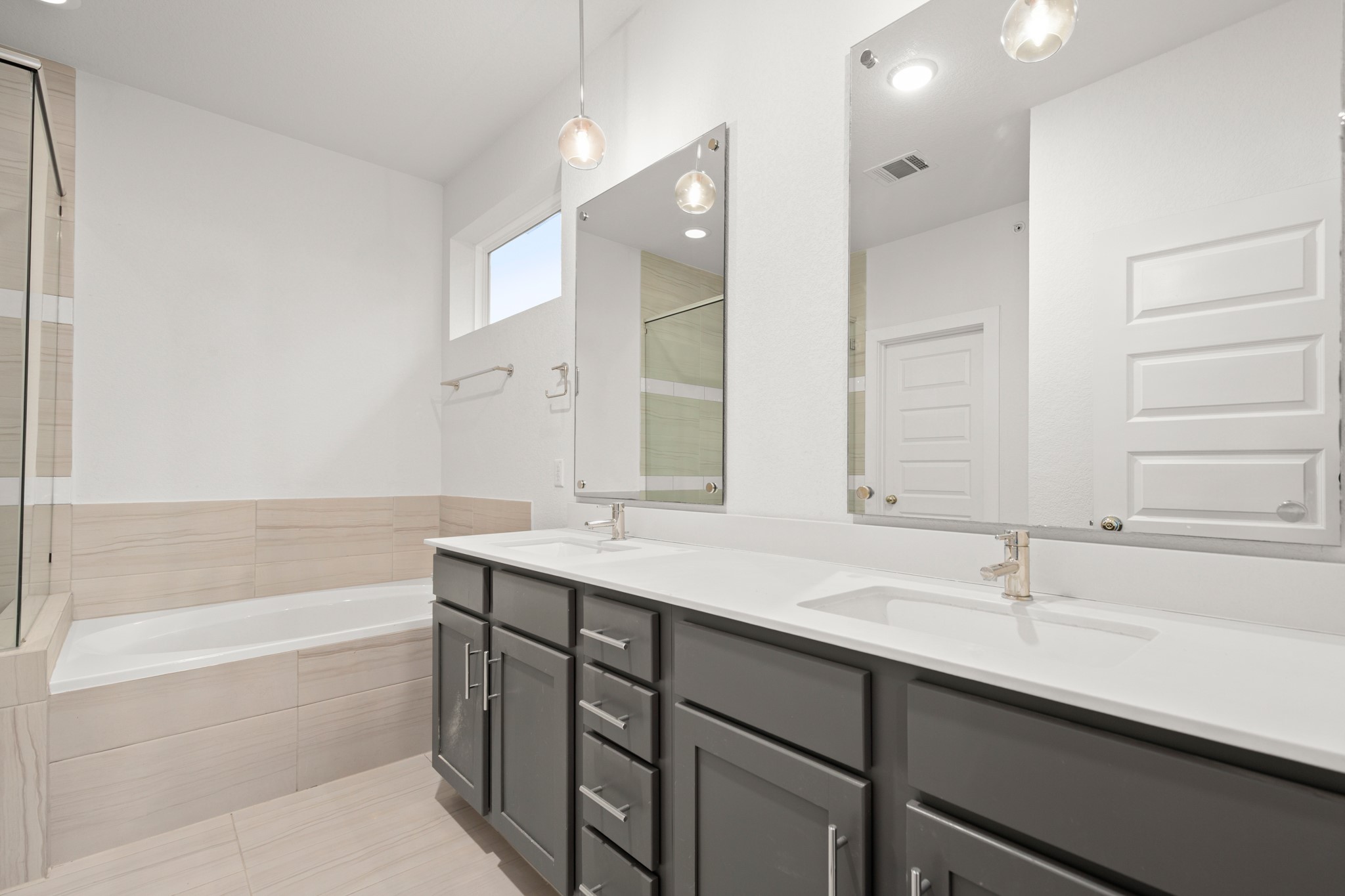8922 Manchaca Road, Unit 701 Austin, TX 78748 - Photo 21 of 25 a bathroom with a sink and a bathtub