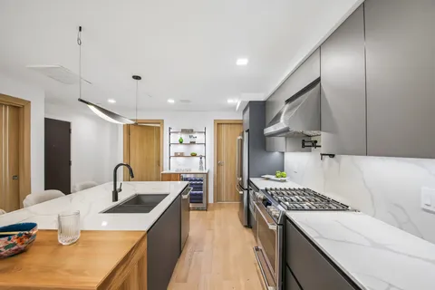 $1,095,000 | 72 York Street, Unit 602, Jersey City, NJ 07302