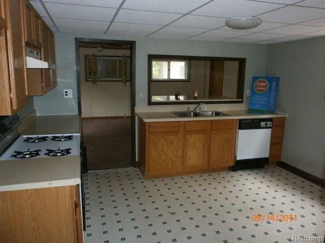 1894 Weir Road Walled Lake, MI 48390 - Photo 3 of 9 KITCHEN