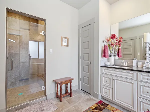 a very nice looking room with a mirror