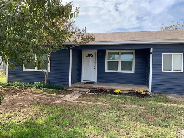 a view of front of a house with a yard
