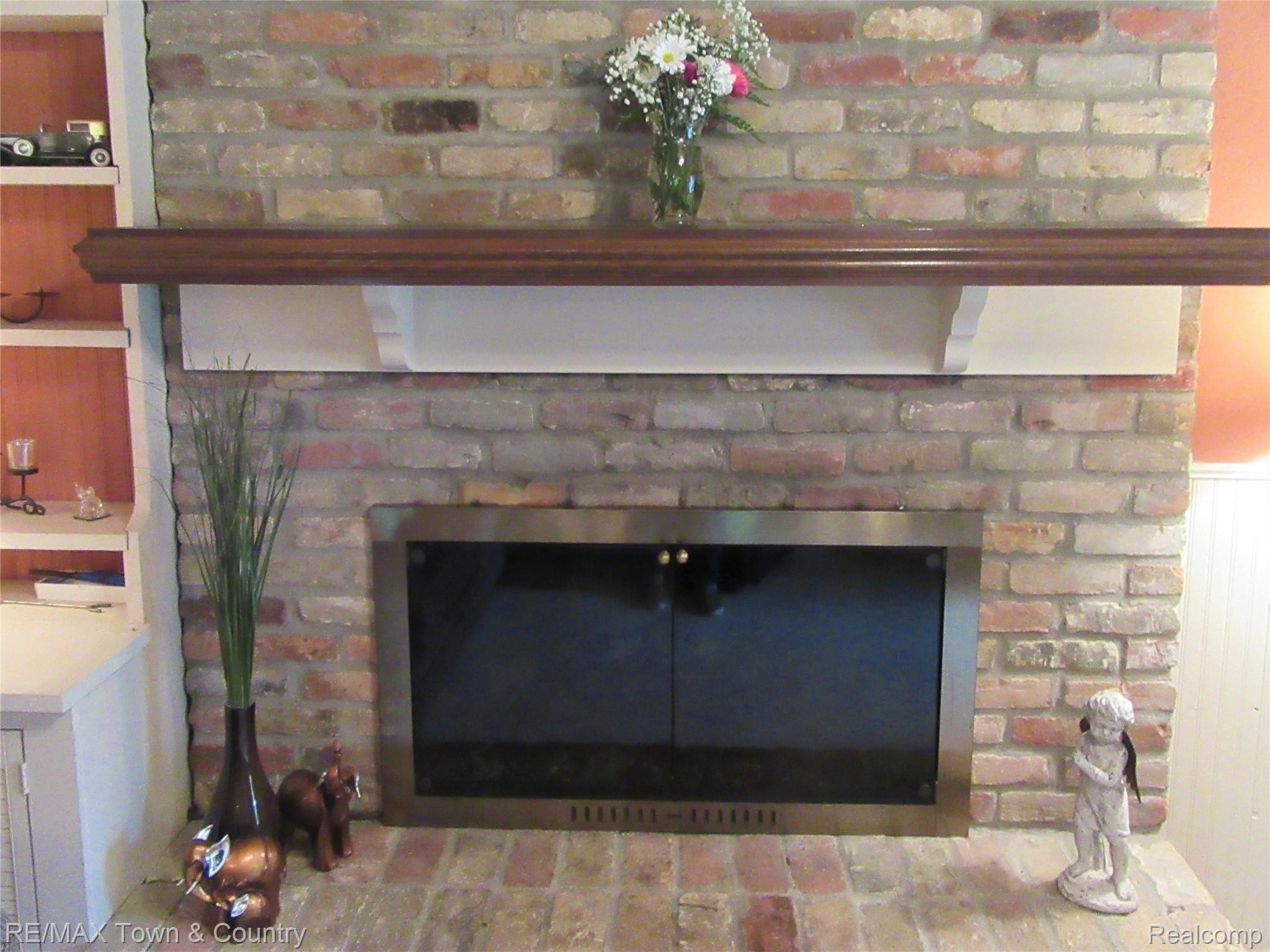 1021 Stonehenge Road Flint, MI 48532 - Photo 18 of 30 stone fireplace 1.jpg