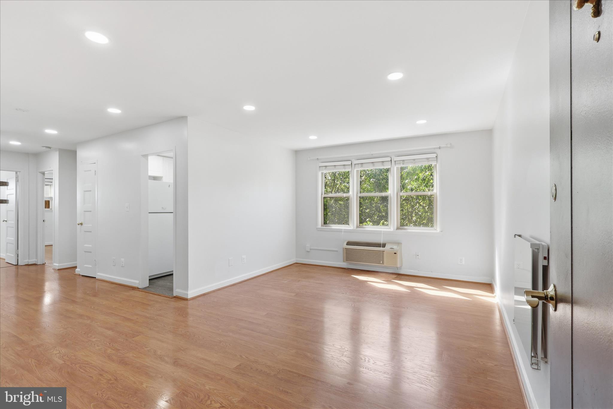 4635 20th Road North, Unit 6 Arlington, VA 22207 - Photo 4 of 22 Living Room