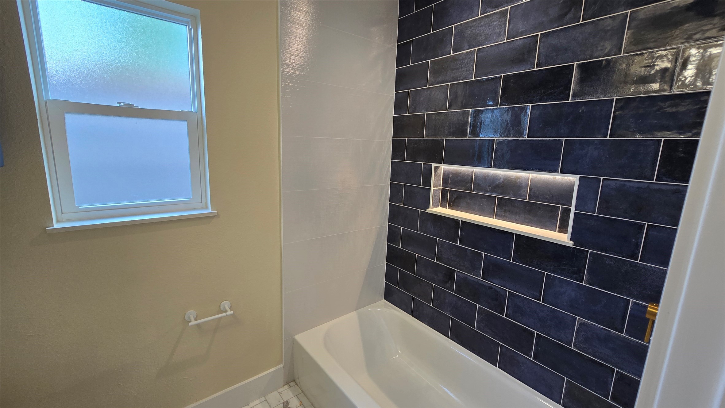 3741 Seabrook Street Houston, TX 77021 - Photo 37 of 50 a bathroom with a bathtub