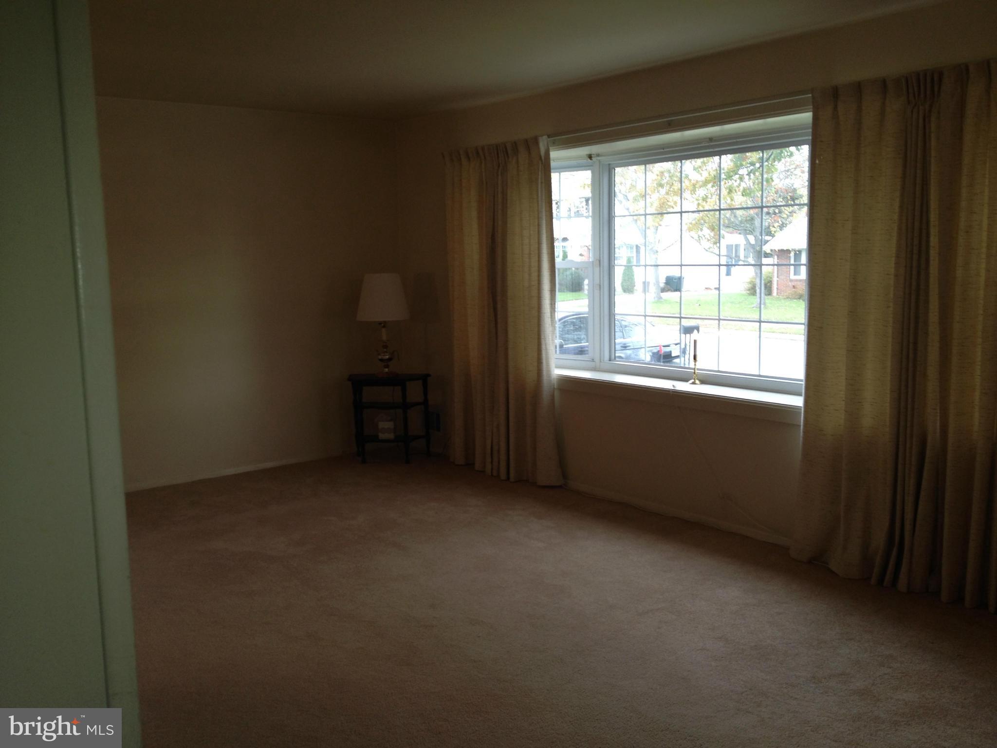 8916 Parlo Road Baltimore, MD 21236 - Photo 3 of 20 Living Room