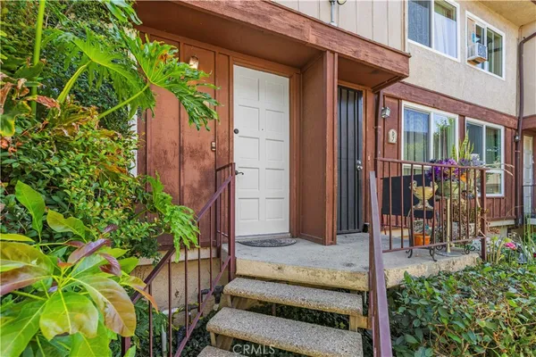 $435,000 | 7320 Lennox Avenue, Unit D8, Van Nuys, CA 91405