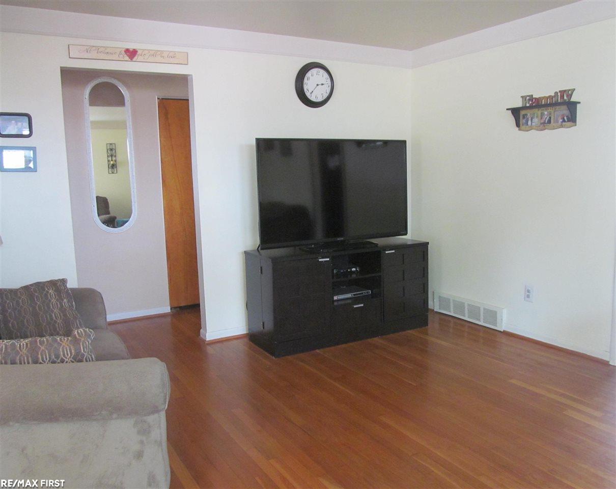 2002 Massoit Road Royal Oak, MI 48073 - Photo 8 of 24 31292152-7.JPG