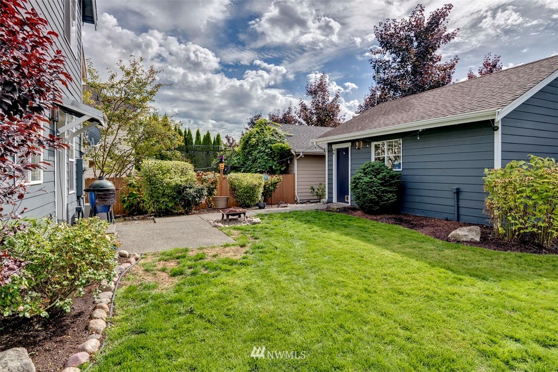 34713 Southeast Ridge Street Snoqualmie, WA 98065 - Photo 21 of 22 a view of a backyard with table and chairs and potted plants