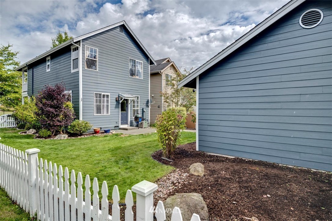 34713 Southeast Ridge Street Snoqualmie, WA 98065 - Photo 22 of 22 a front view of house with a garden