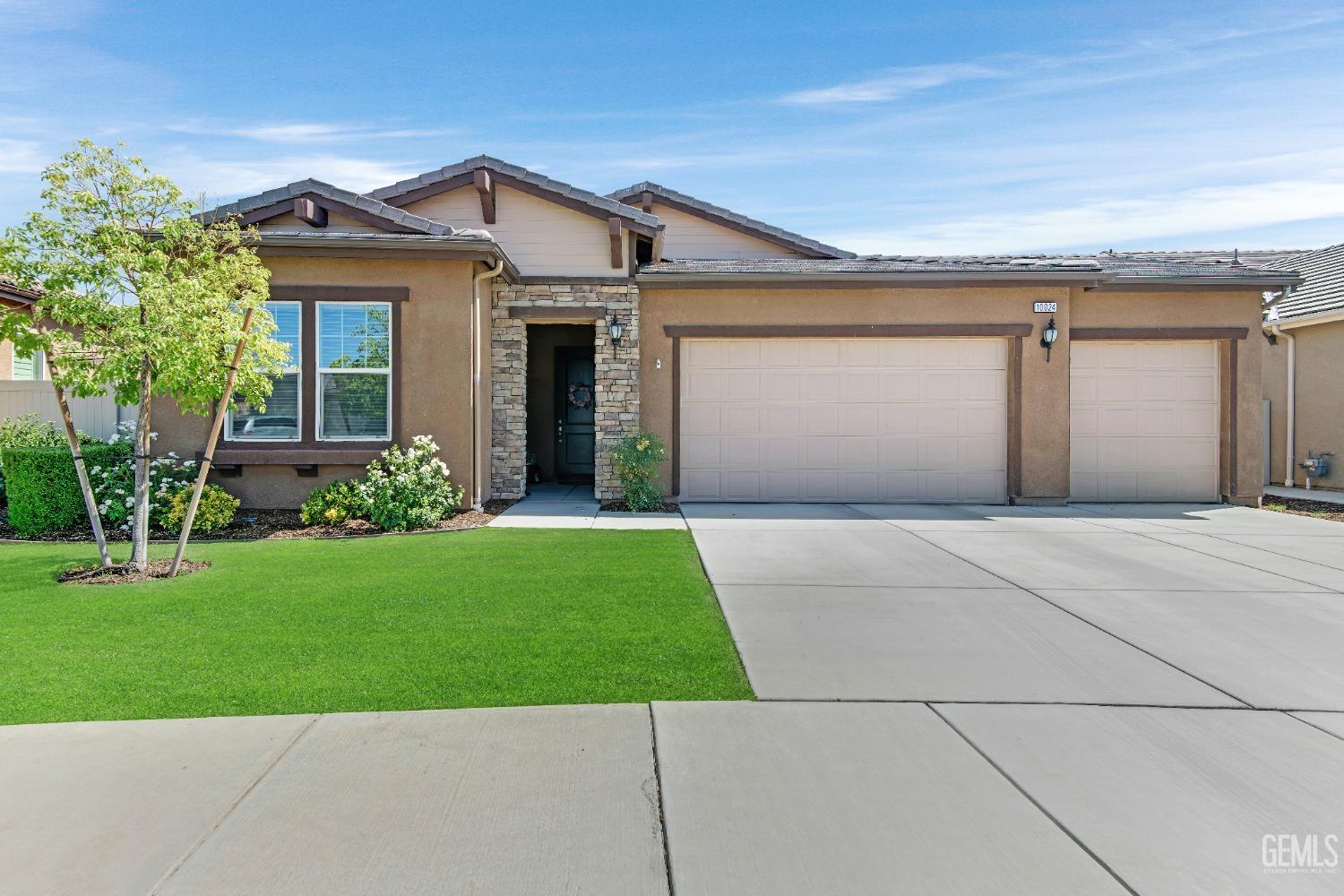 a front view of house with yard
