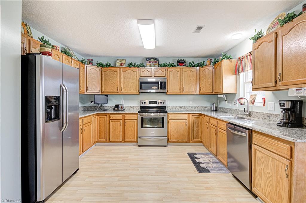 324 Ridgeland Drive High Point, NC 27262 - Photo 7 of 35 Gallery Image 7