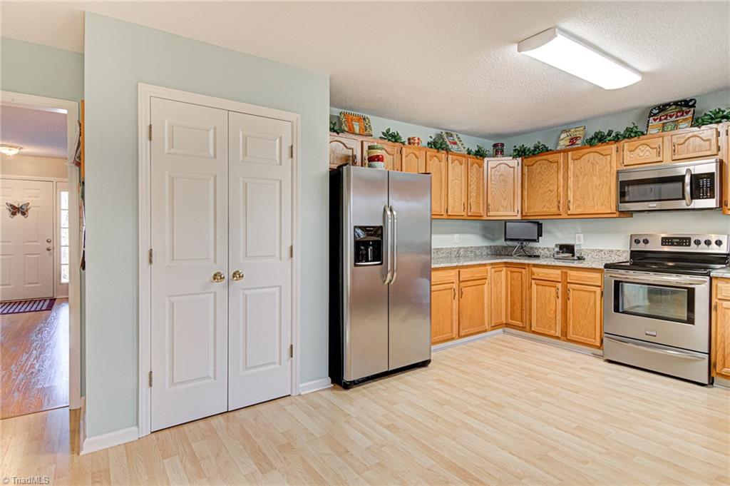 324 Ridgeland Drive High Point, NC 27262 - Photo 9 of 35 Gallery Image 9
