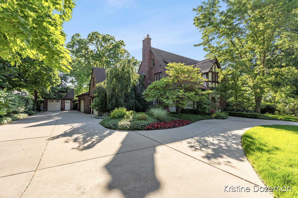2702 Robinson Road Southeast Grand Rapids, MI 49506 - Photo 3 of 74 IMG_1002