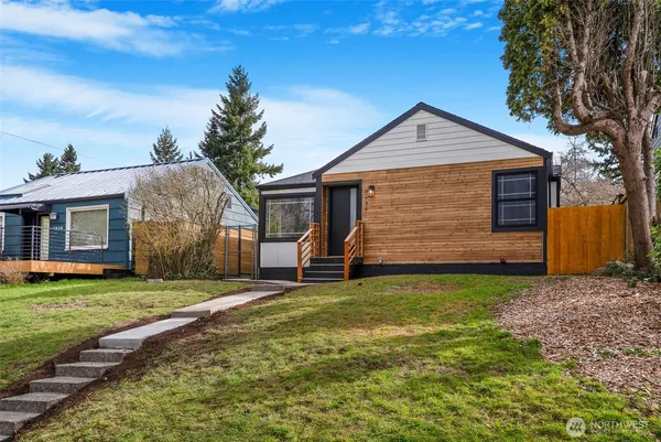 a view of a house with a yard