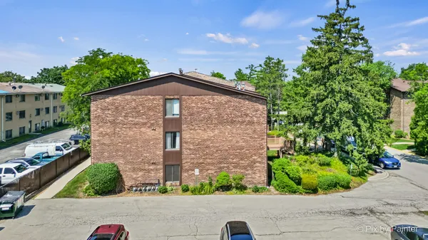 $237,000 | 61 West Pier Drive, Unit 201, Westmont, IL 60559