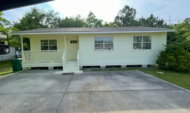 $1,300 | 1707 McLaurin Street, Waveland, MS 39576