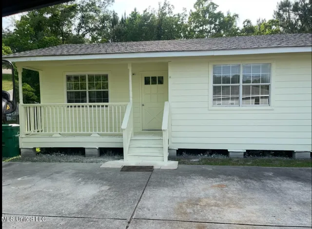 $1,300 | 1707 McLaurin Street, Waveland, MS 39576