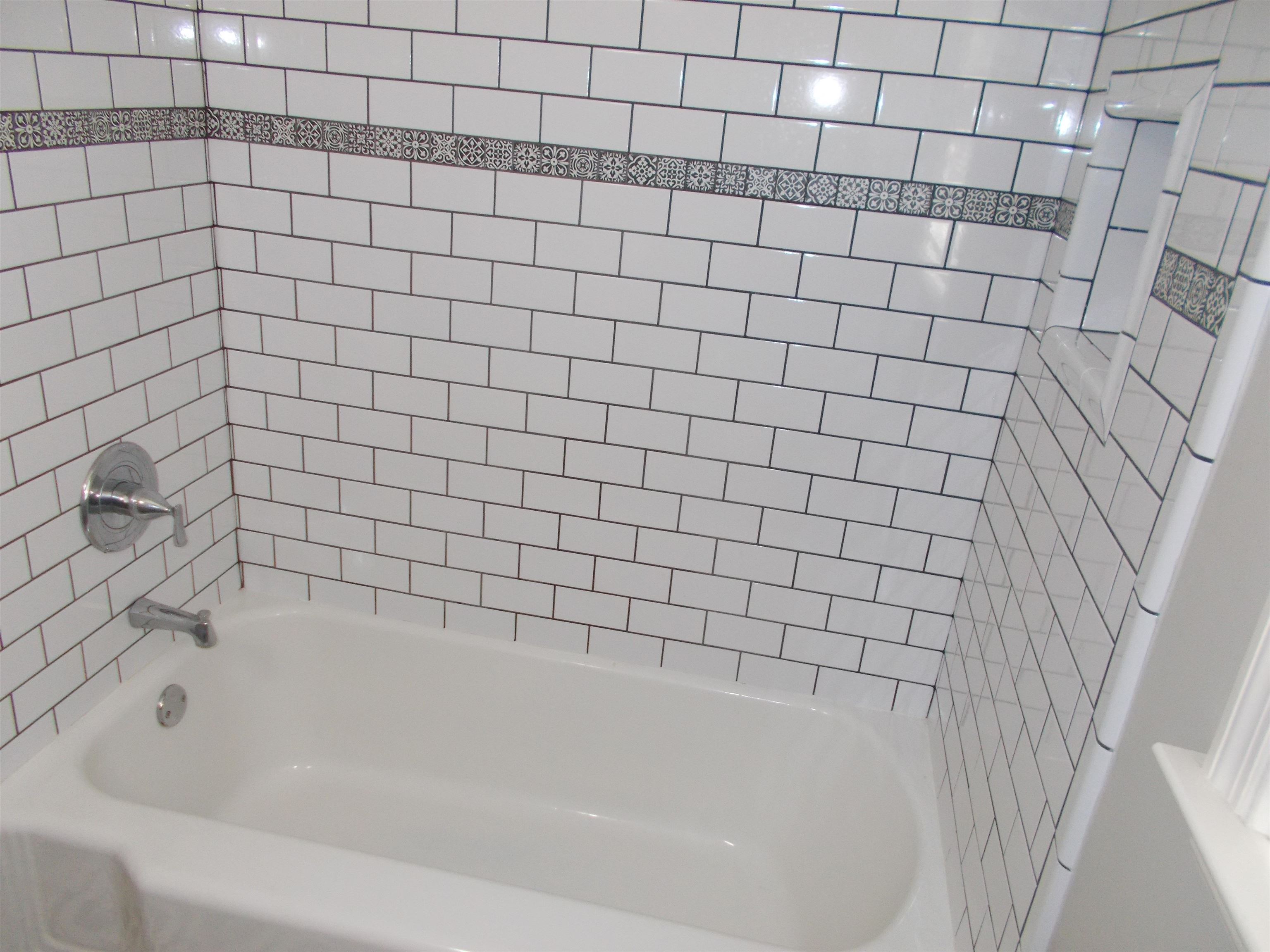 1061 Wingfield Road Memphis, TN 38122 - Photo 18 of 25 a bathroom with a bathtub
