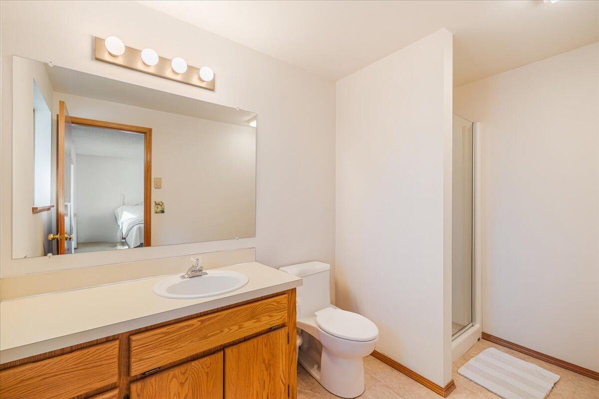 19304 Baker Road Bend, OR 97702 - Photo 20 of 38 Primary En Suite