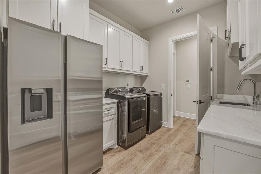 4009 Pinnacle Ridge Way Granbury, TX 76049 - Photo 24 of 35 Washer, Dryer, Refrigerator and sink