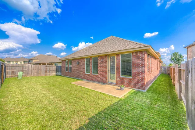 a view of a house with backyard and garden