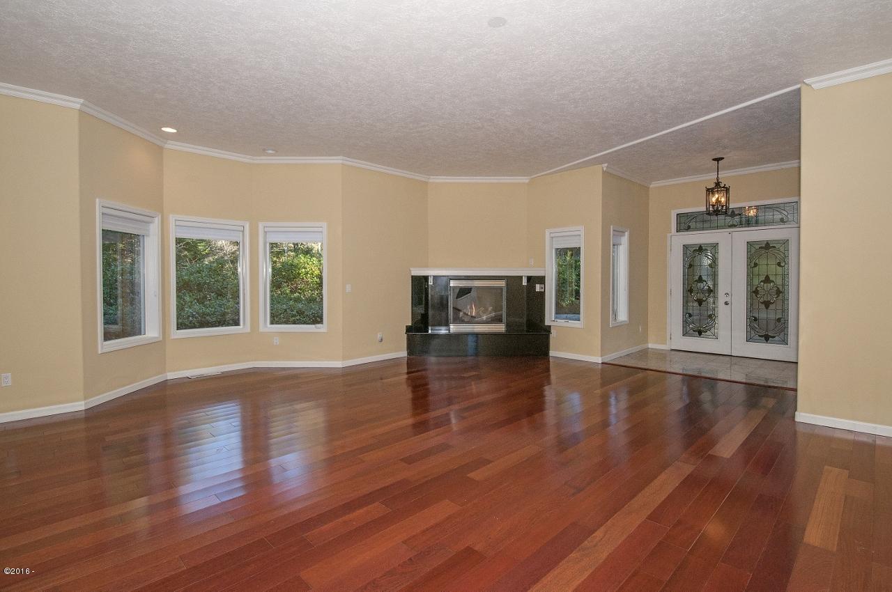 205 Midden Reach Depoe Bay, OR 97341 - Photo 6 of 35 Living Room