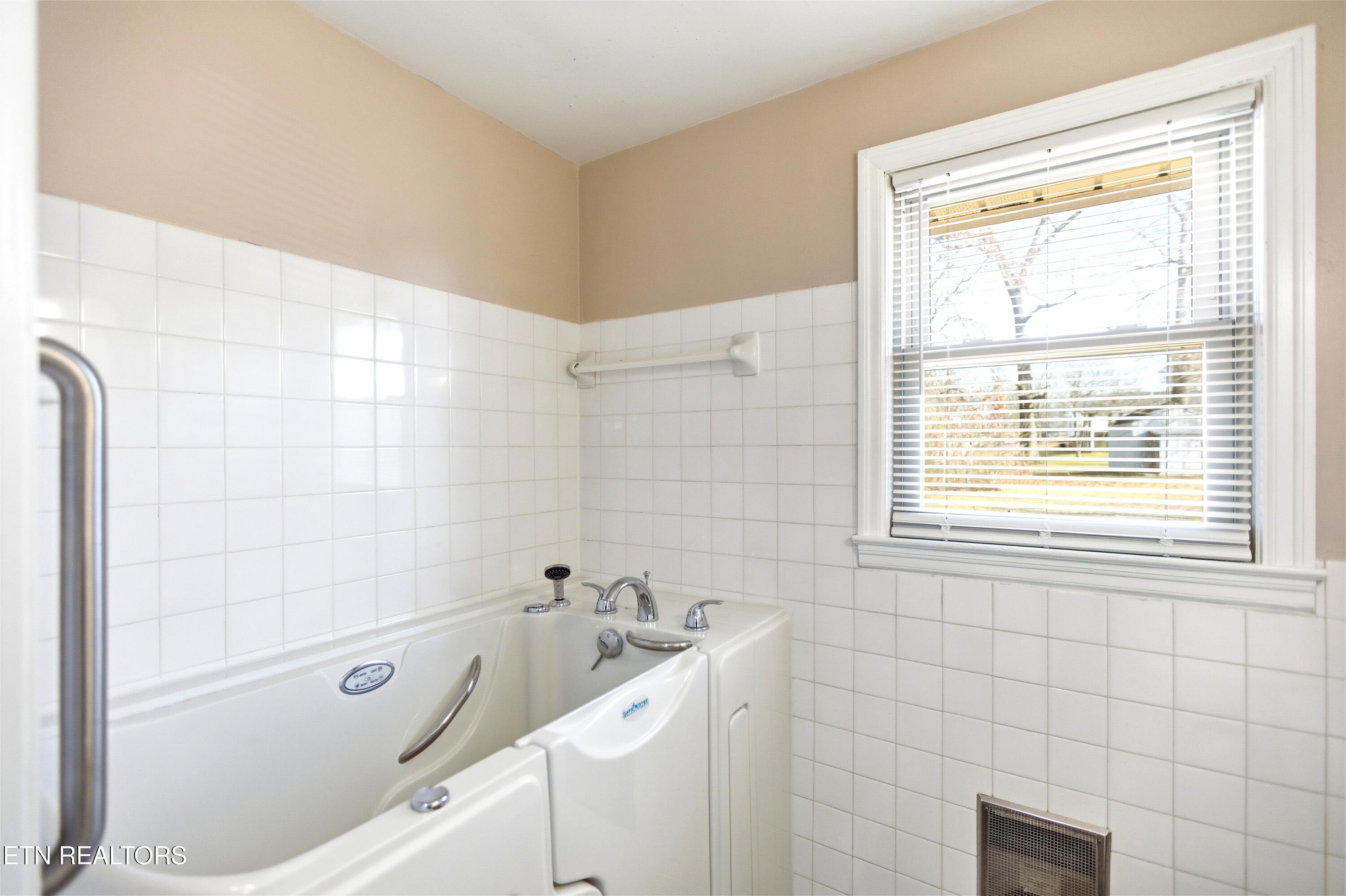 407 Oakcrest Road Knoxville, TN 37912 - Photo 15 of 26 78845993-079e-4fb0-b145-a8ab35f070cb