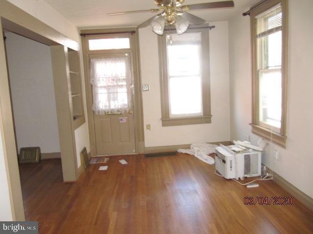 124 Locust Street Hanover, PA 17331 - Photo 4 of 21 LIVING ROOM