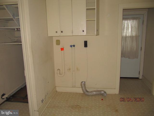 124 Locust Street Hanover, PA 17331 - Photo 7 of 21 LAUNDRY