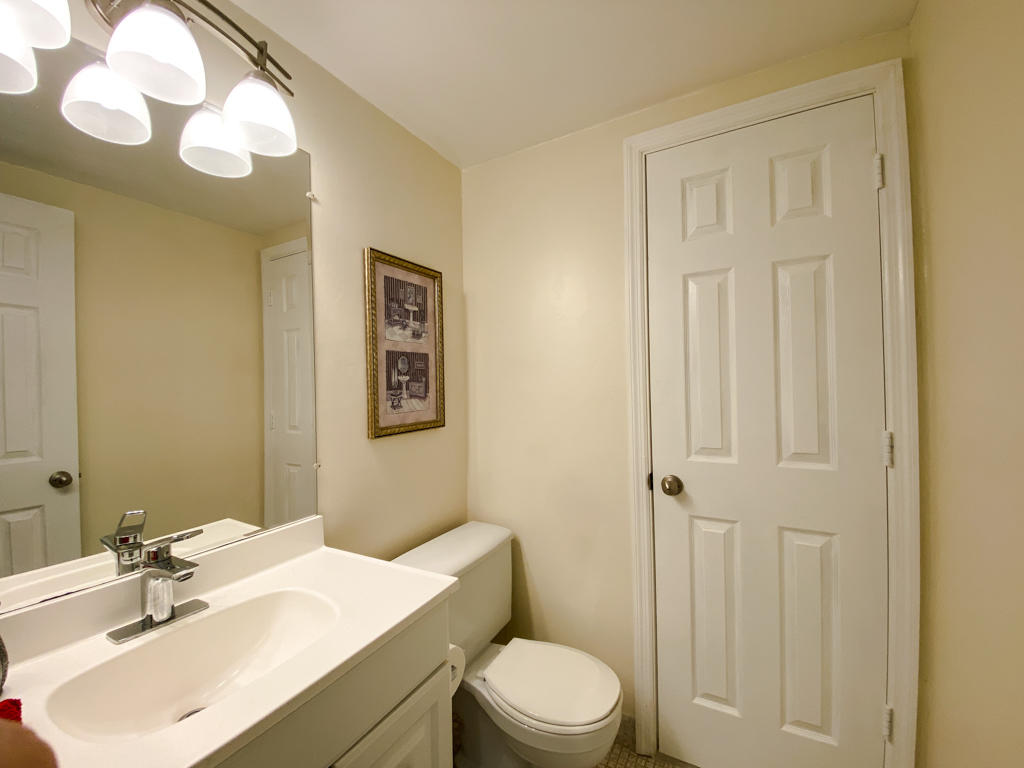935 Flanders T Delray Beach, FL 33484 - Photo 5 of 13 Half Bathroom