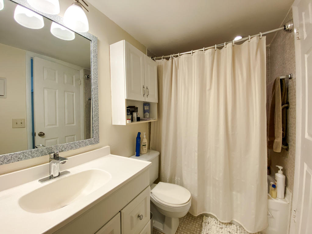 935 Flanders T Delray Beach, FL 33484 - Photo 7 of 13 Full Bathroom