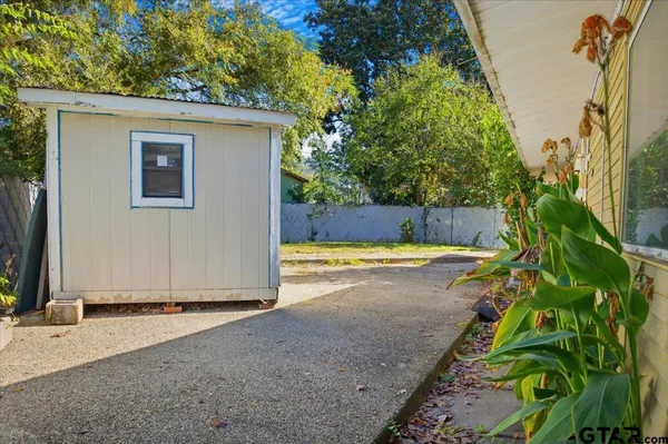 a view of a backyard