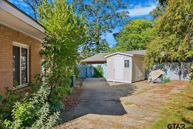 a view of a front of house with a yard