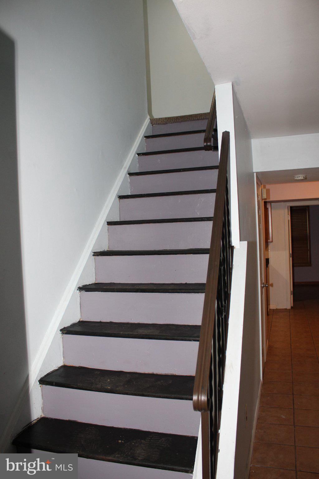 146 Oakmont Road Clementon, NJ 08021 - Photo 4 of 29 Inviting staircase to upper living space.