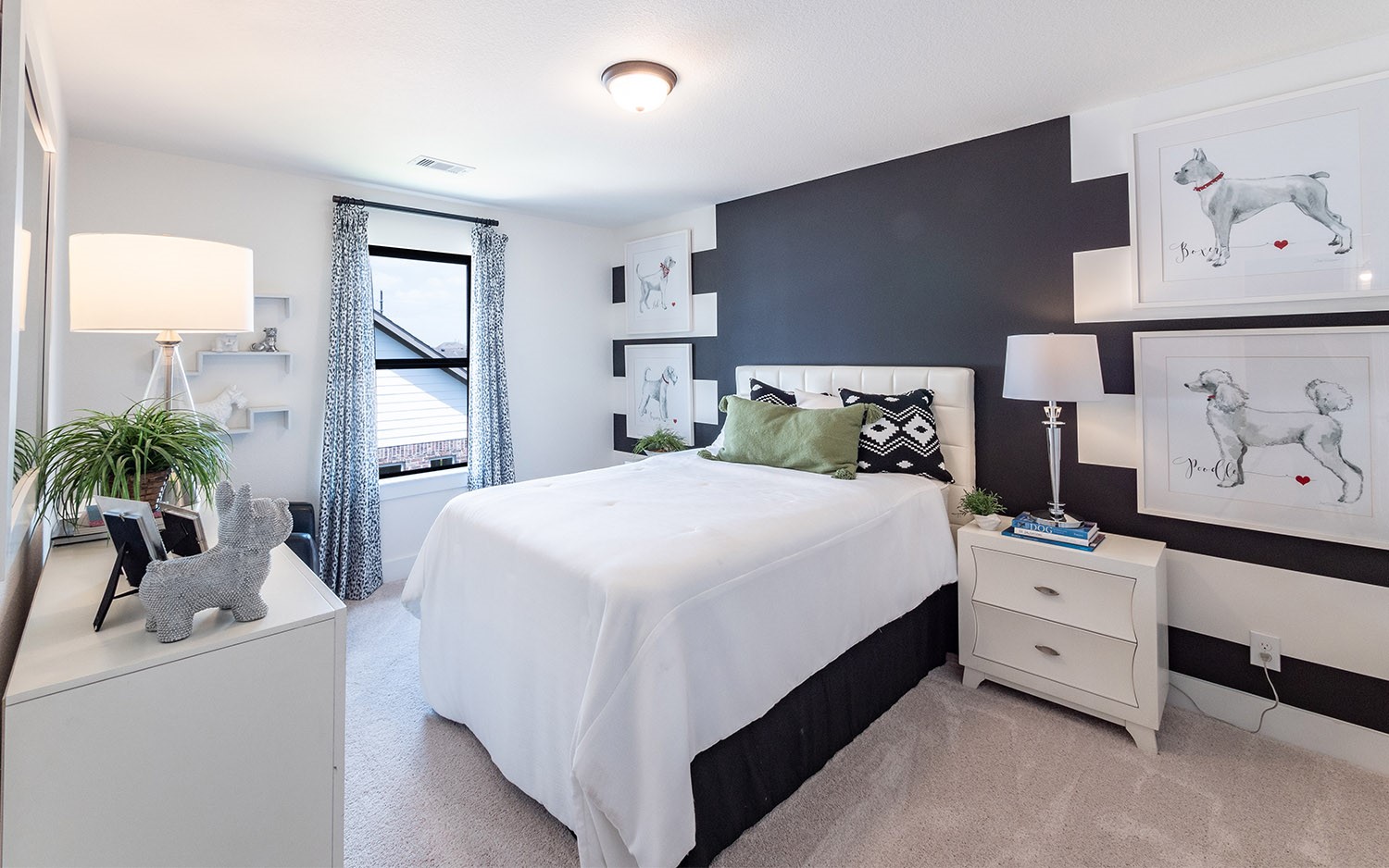 830 Aspen Bluffs Road Crosby, TX 77532 - Photo 21 of 23 a bedroom with a bed and a potted plant