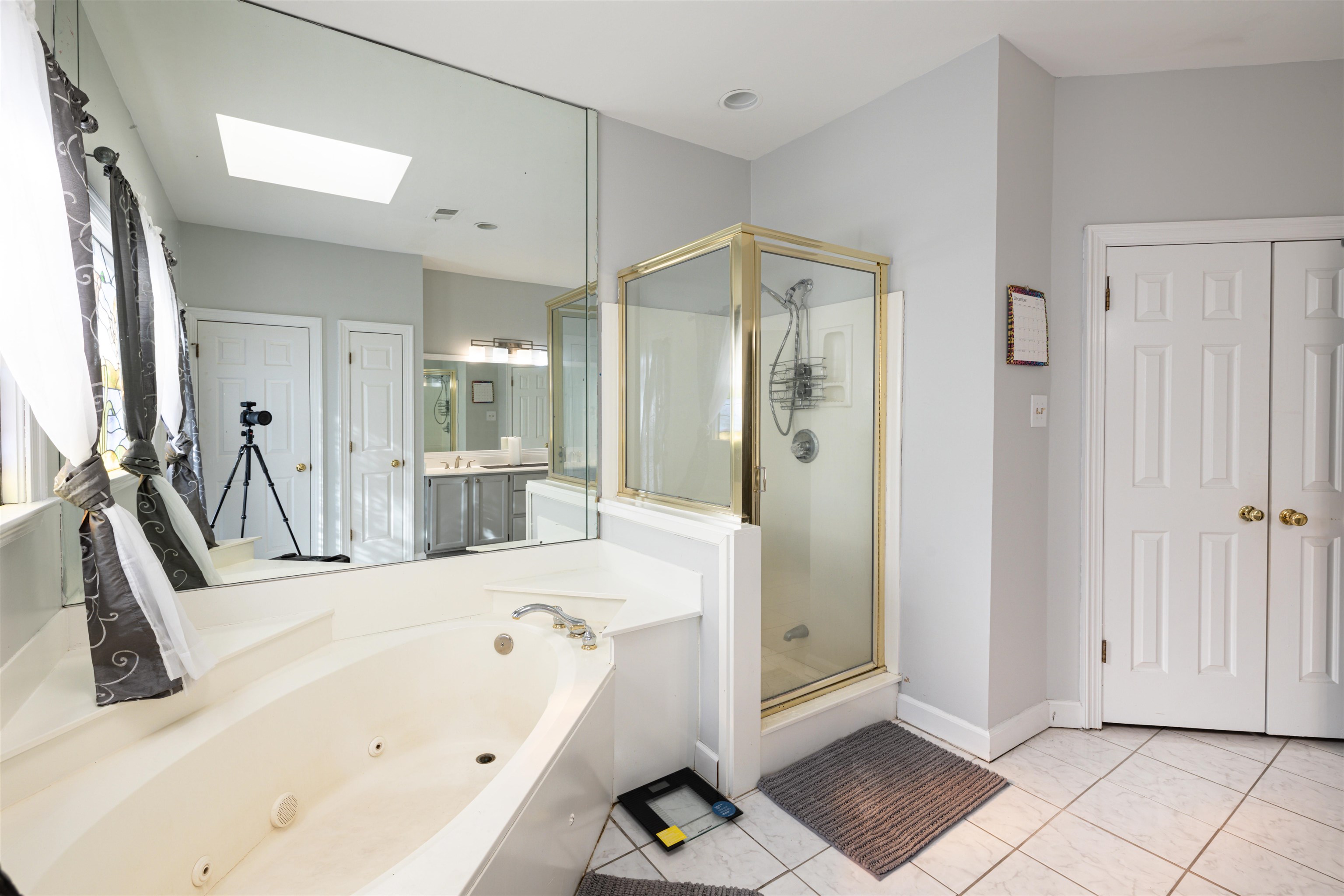 6801 Stout Road Memphis, TN 38119 - Photo 14 of 25 a bathroom with a bathtub and a shower