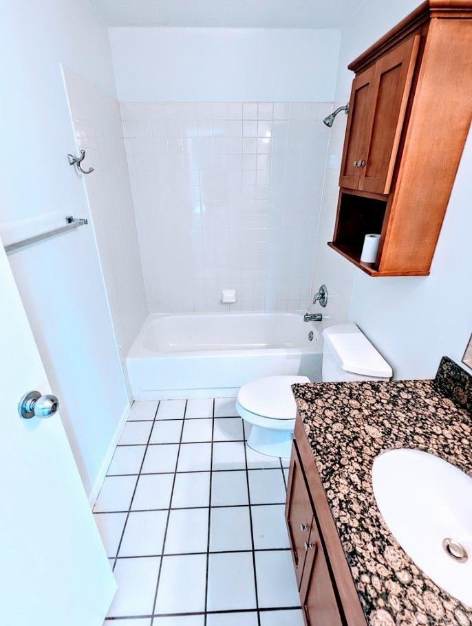 2555 Gross Point Road, Unit 407 Evanston, IL 60201 - Photo 6 of 10 a bathroom with a bathtub and a sink