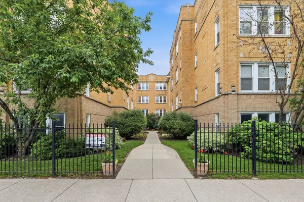 $299,000 | 4343 North Sacramento Avenue, Unit 2A, Chicago, IL 60618
