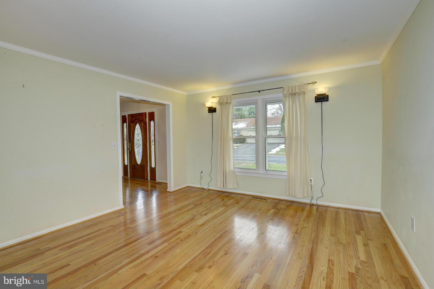 2821 Gunarette Way Silver Spring, MD 20906 - Photo 5 of 27 Living Room