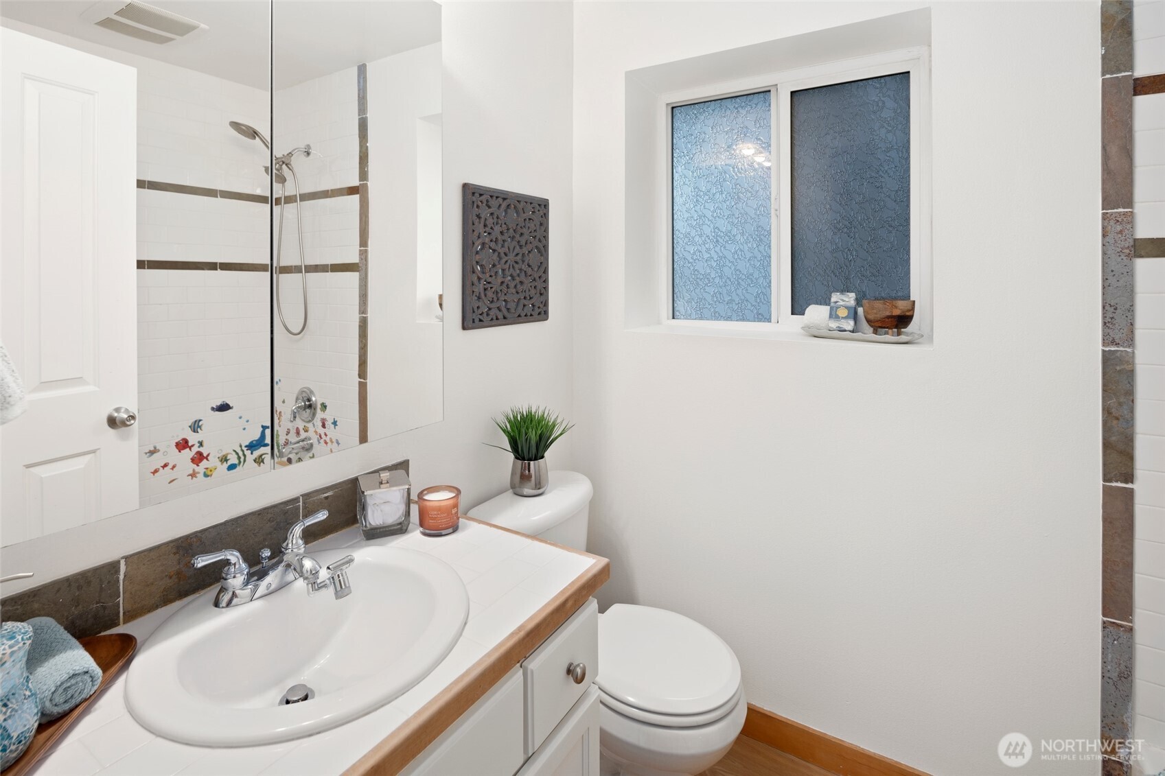 9219 Stone Avenue North Seattle, WA 98103 - Photo 25 of 28