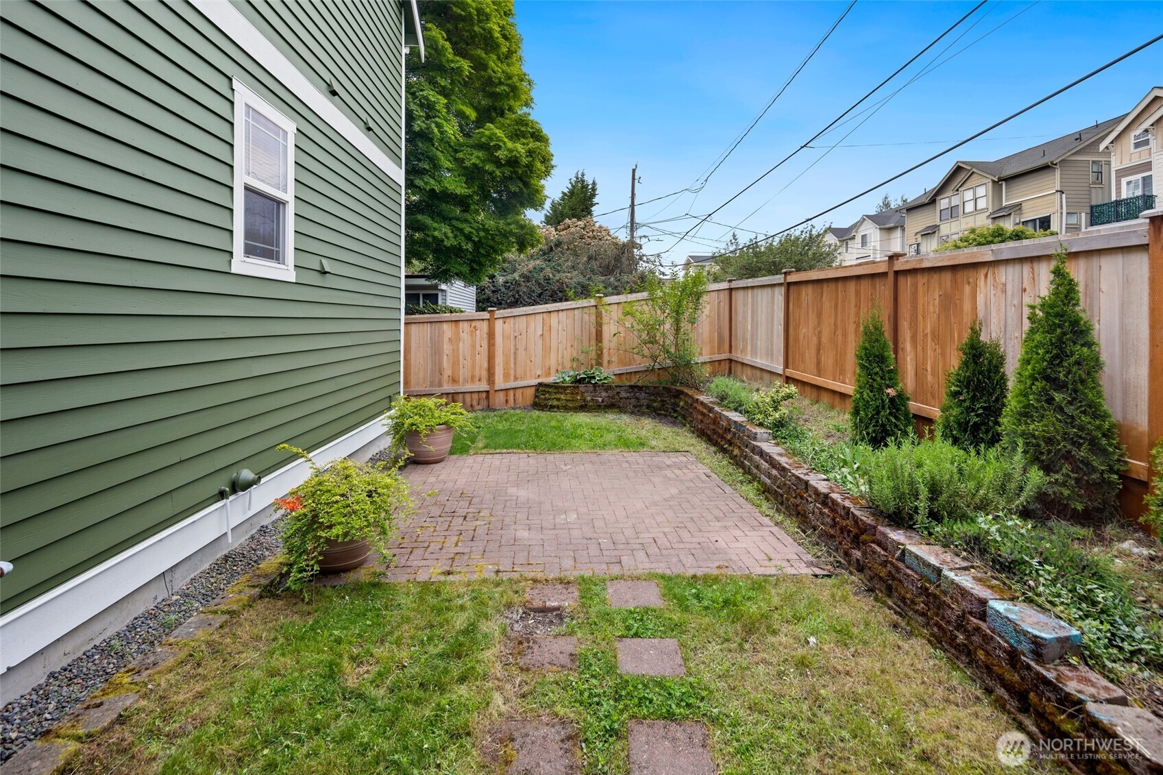 9219 Stone Avenue North Seattle, WA 98103 - Photo 5 of 28