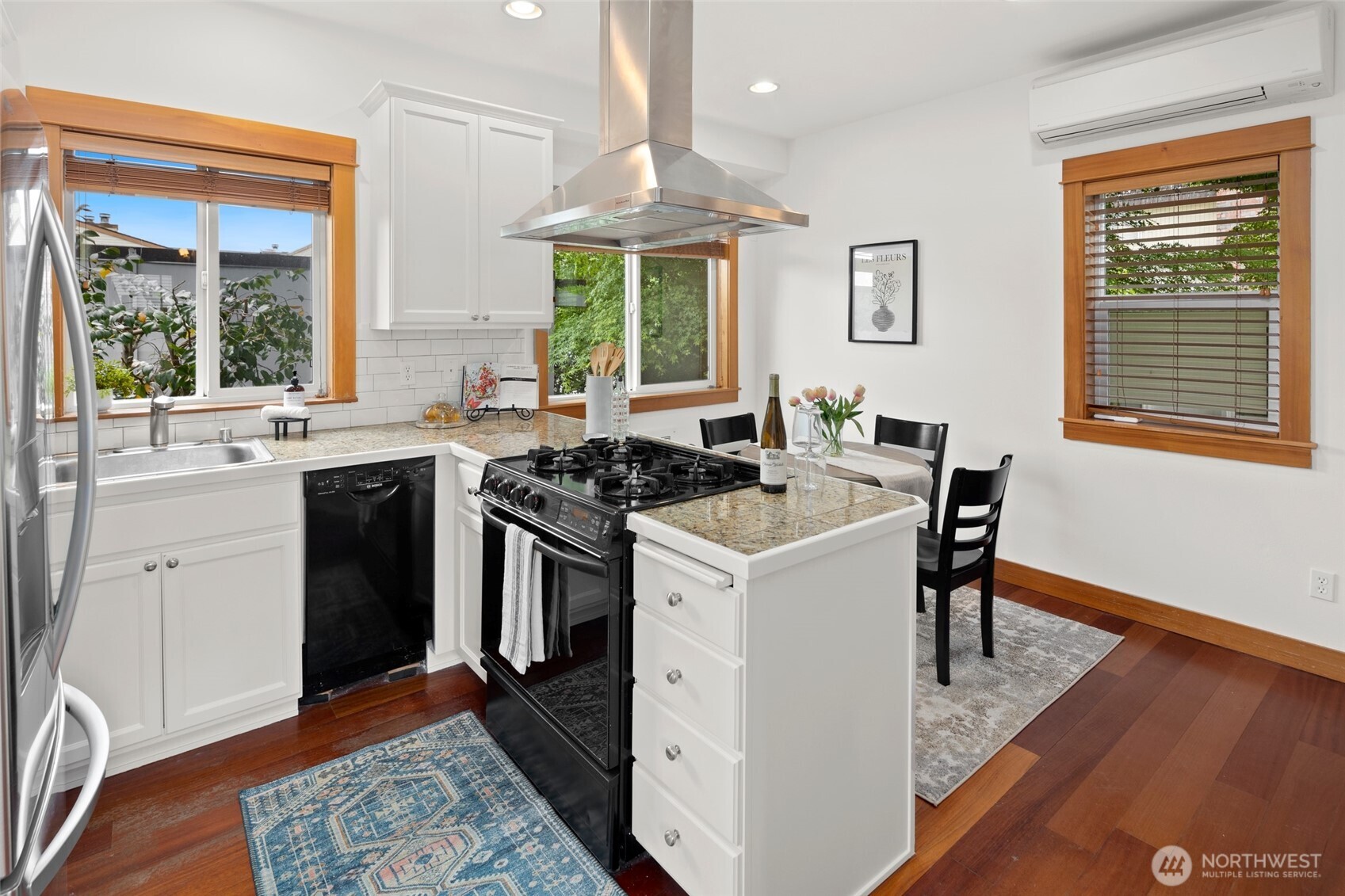 9219 Stone Avenue North Seattle, WA 98103 - Photo 10 of 28