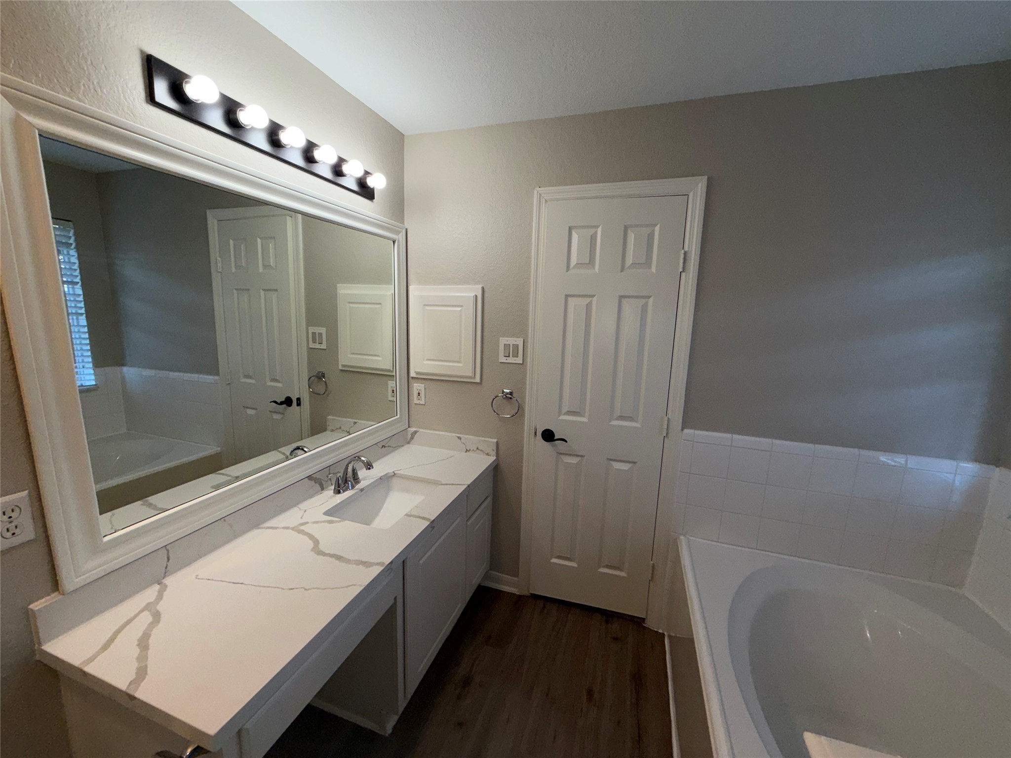 58 Shimmer Pond Place Conroe, TX 77385 - Photo 22 of 35 a bathroom with a tub a sink and mirrors